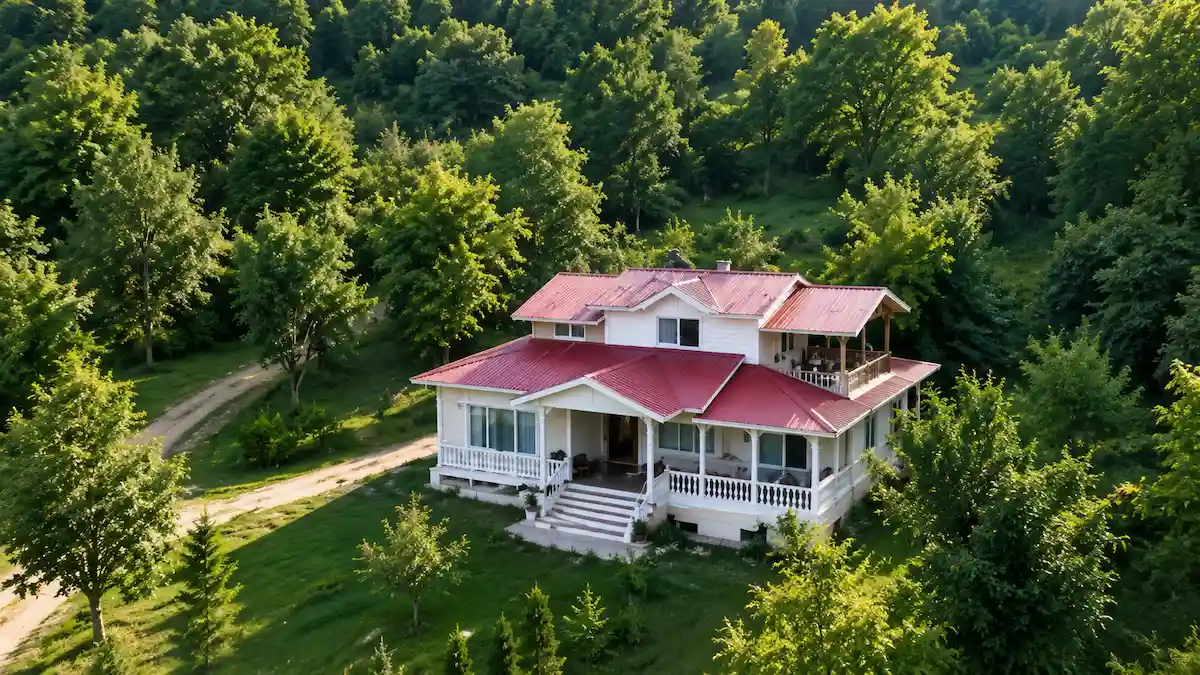 ویلای ییلاقی مدرن در رشت با منظره جنگلهای سرسبز گیلان، فضای آرام و طبیعت بکر اطراف.